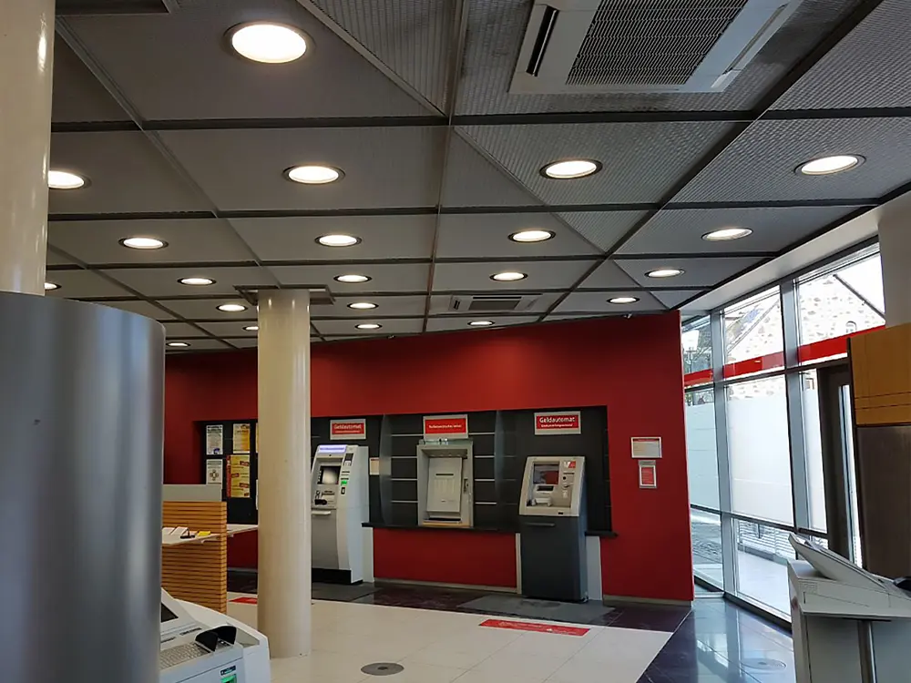 Projeto inovador de iluminação LED embutida para banco alemão